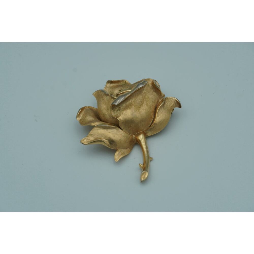 VINTAGE SIGNED CROWN TRIFARI BRUSHED GOLD TONE THORNY ROSE BLOSSOM BROOCH 2.5”
